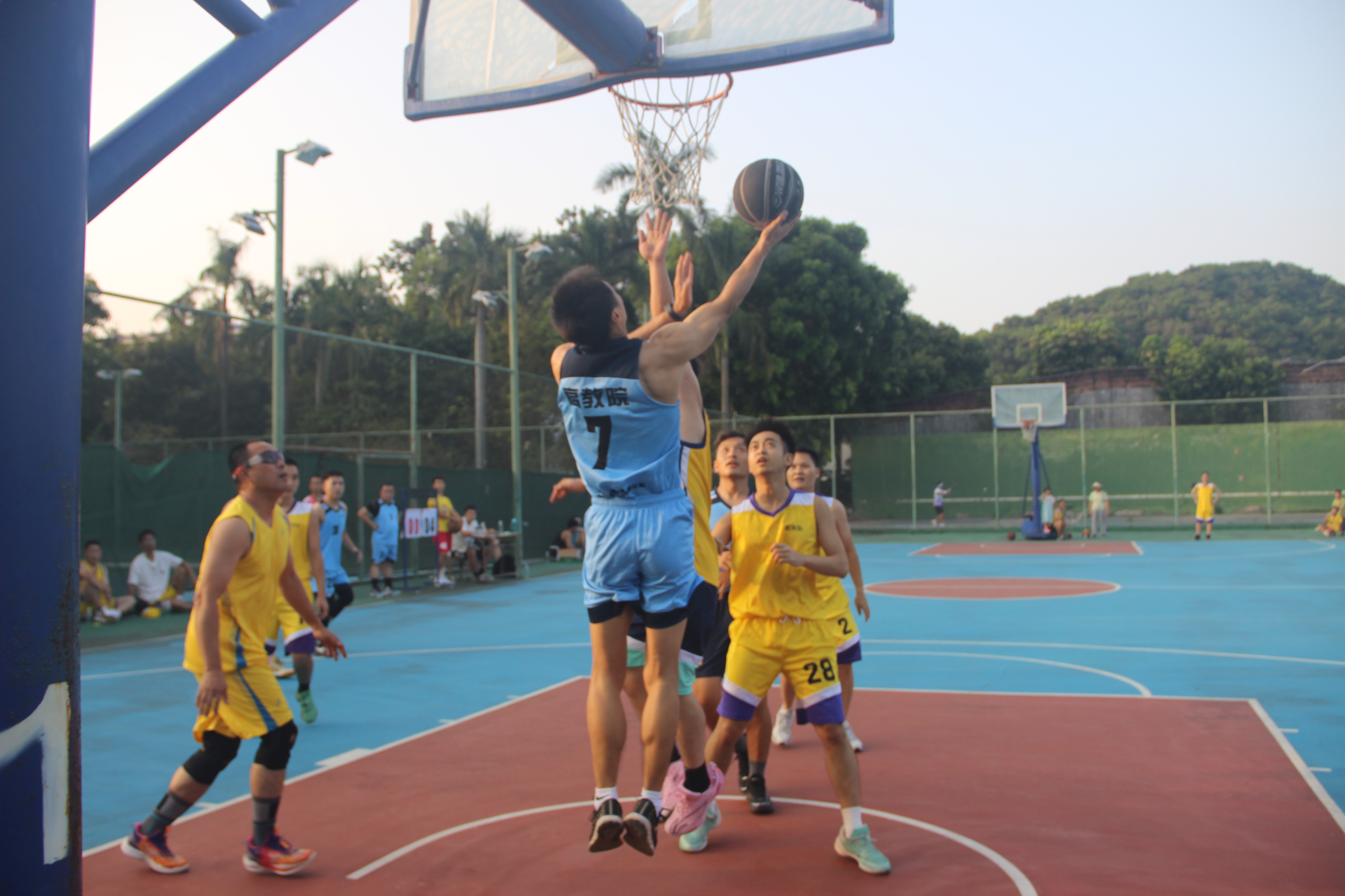 篮球赛场成名选手频现,激发青年热情的简单介绍 篮球赛场成名选手频现,激发青年热情的简单介绍