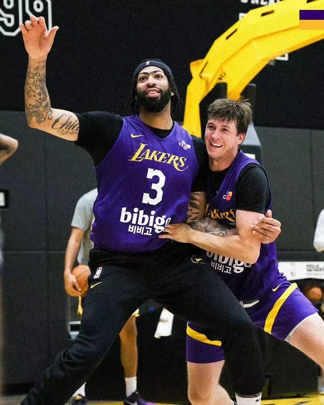 湖人队在比赛中展现出强大的整体实力 湖人队在比赛中展现出强大的整体实力