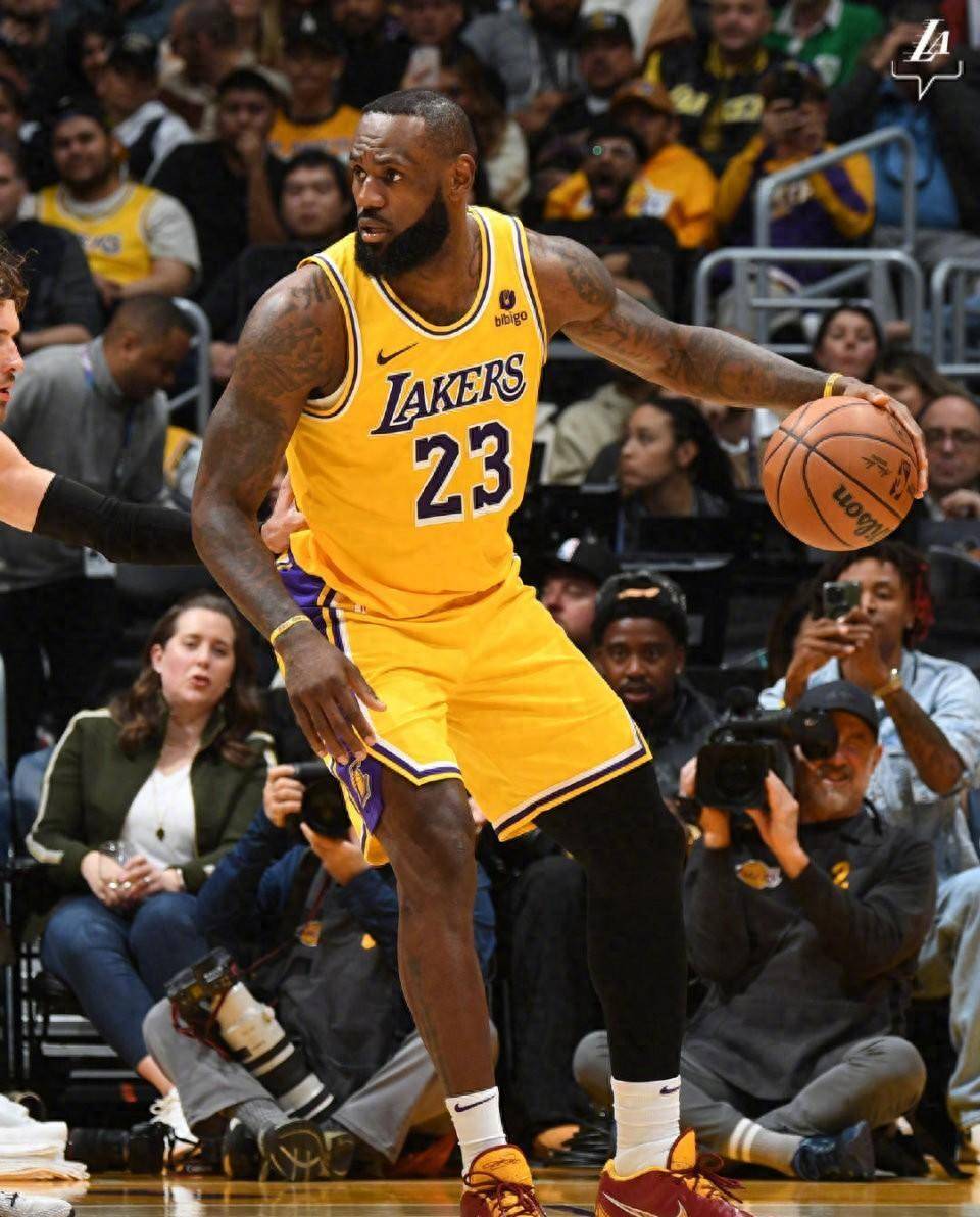 湖人队在比赛中展现出强大的整体实力 湖人队在比赛中展现出强大的整体实力