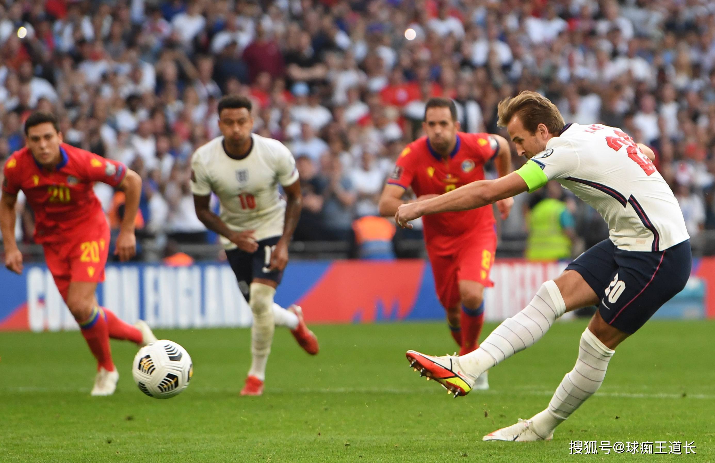 足球巨星们的激烈对决,赛场上尽显风采的简单介绍 足球巨星们的激烈对决,赛场上尽显风采的简单介绍