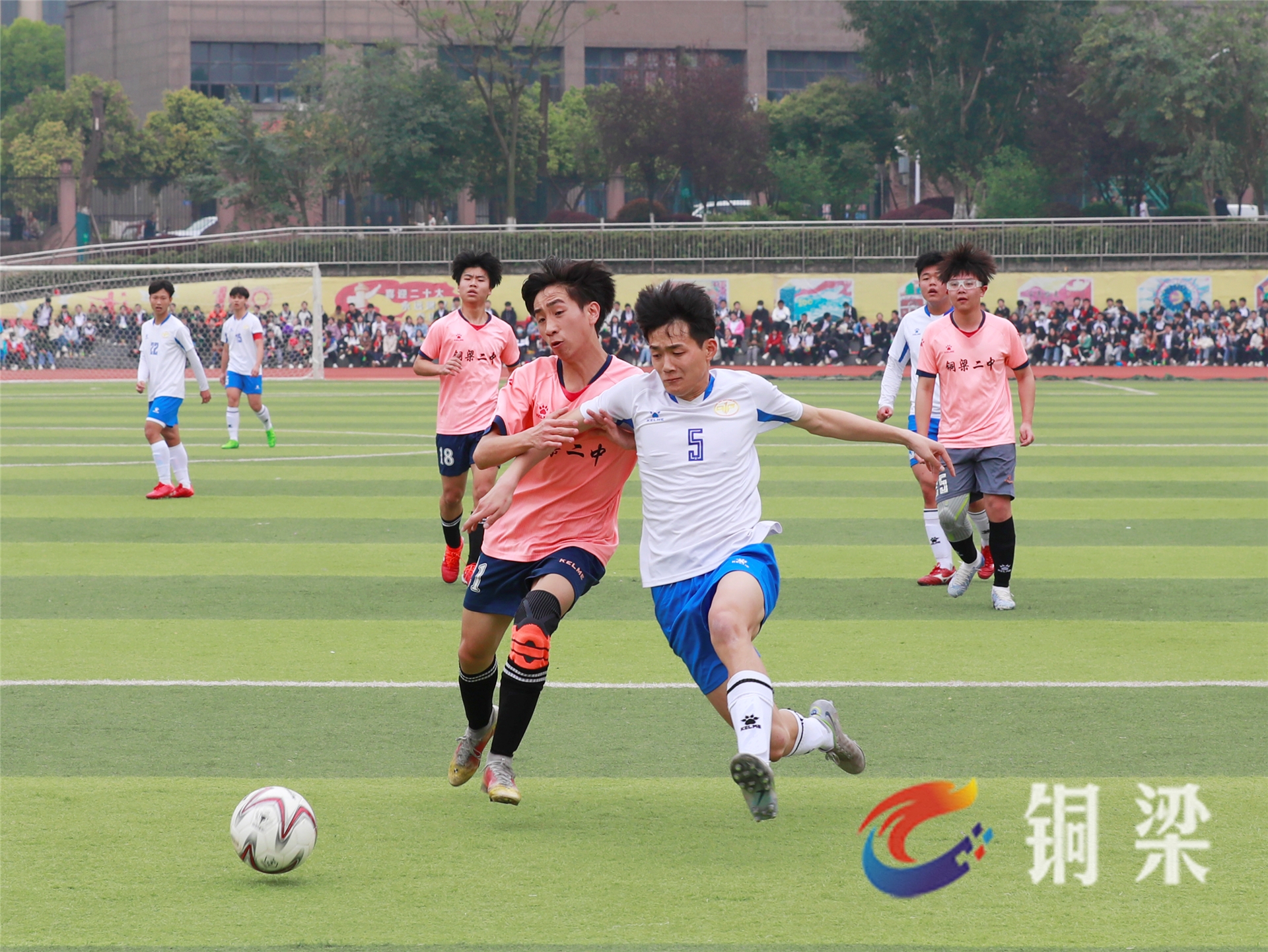 足球比赛中球队备战充分,全力以赴拼搏 足球比赛中球队备战充分,全力以赴拼搏