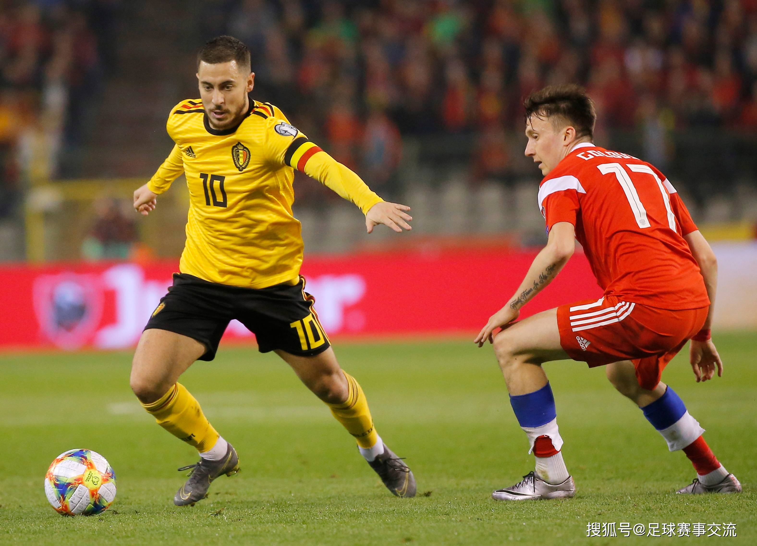 足球比赛中球队备战充分,全力以赴拼搏 足球比赛中球队备战充分,全力以赴拼搏