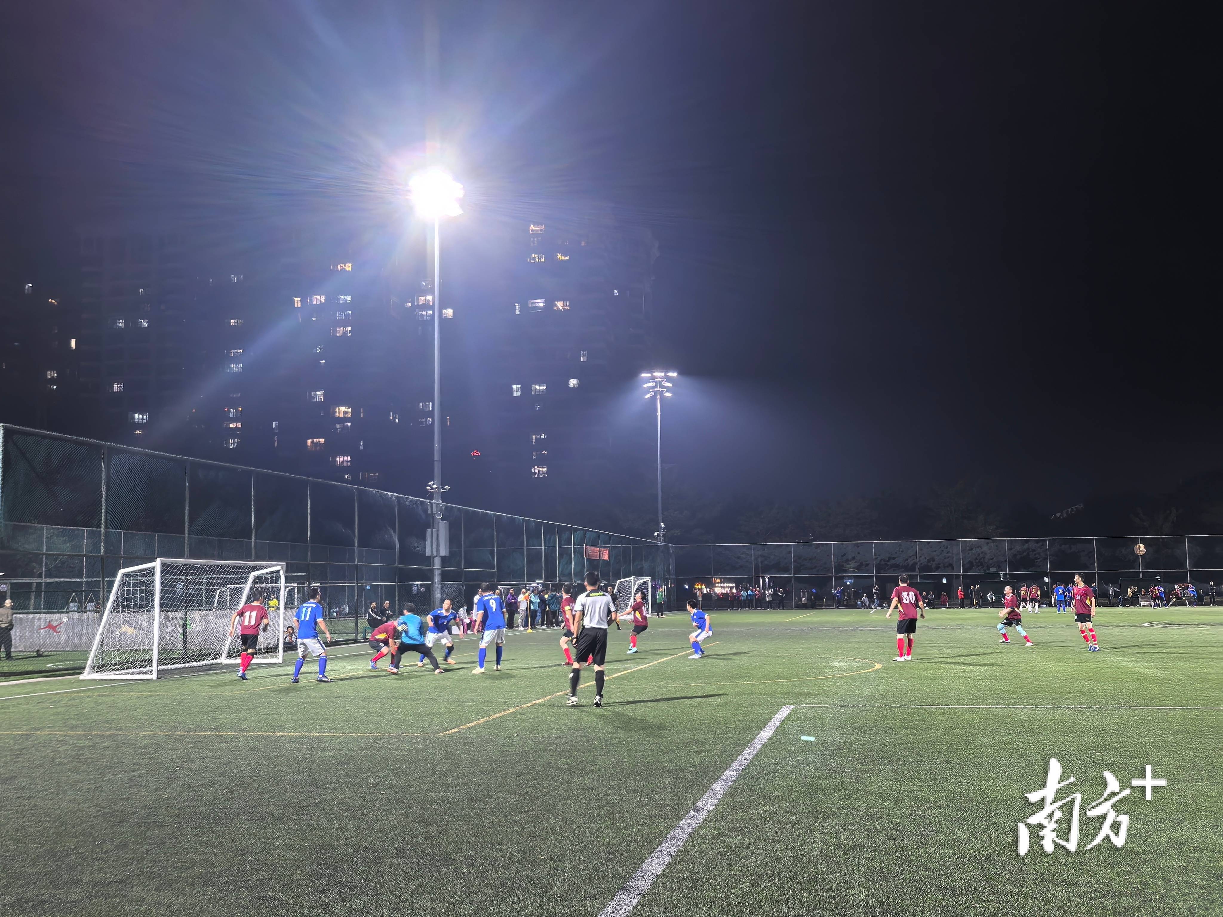 爱游戏体育-关于斗志昂扬：球员奋勇争先，赛场惊艳的信息