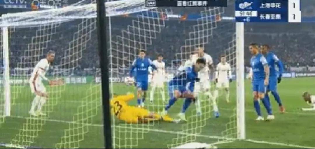 比赛中出现争议判罚,裁判遭到质疑 比赛中出现争议判罚,裁判遭到质疑