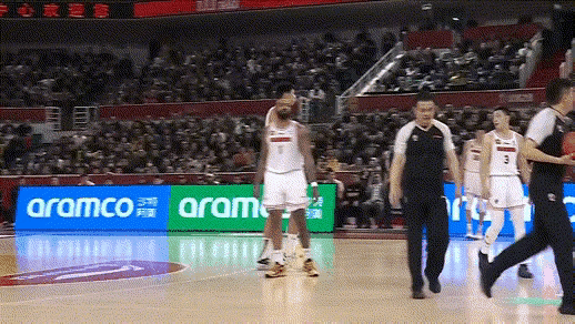 比赛中出现争议判罚,裁判遭到质疑 比赛中出现争议判罚,裁判遭到质疑