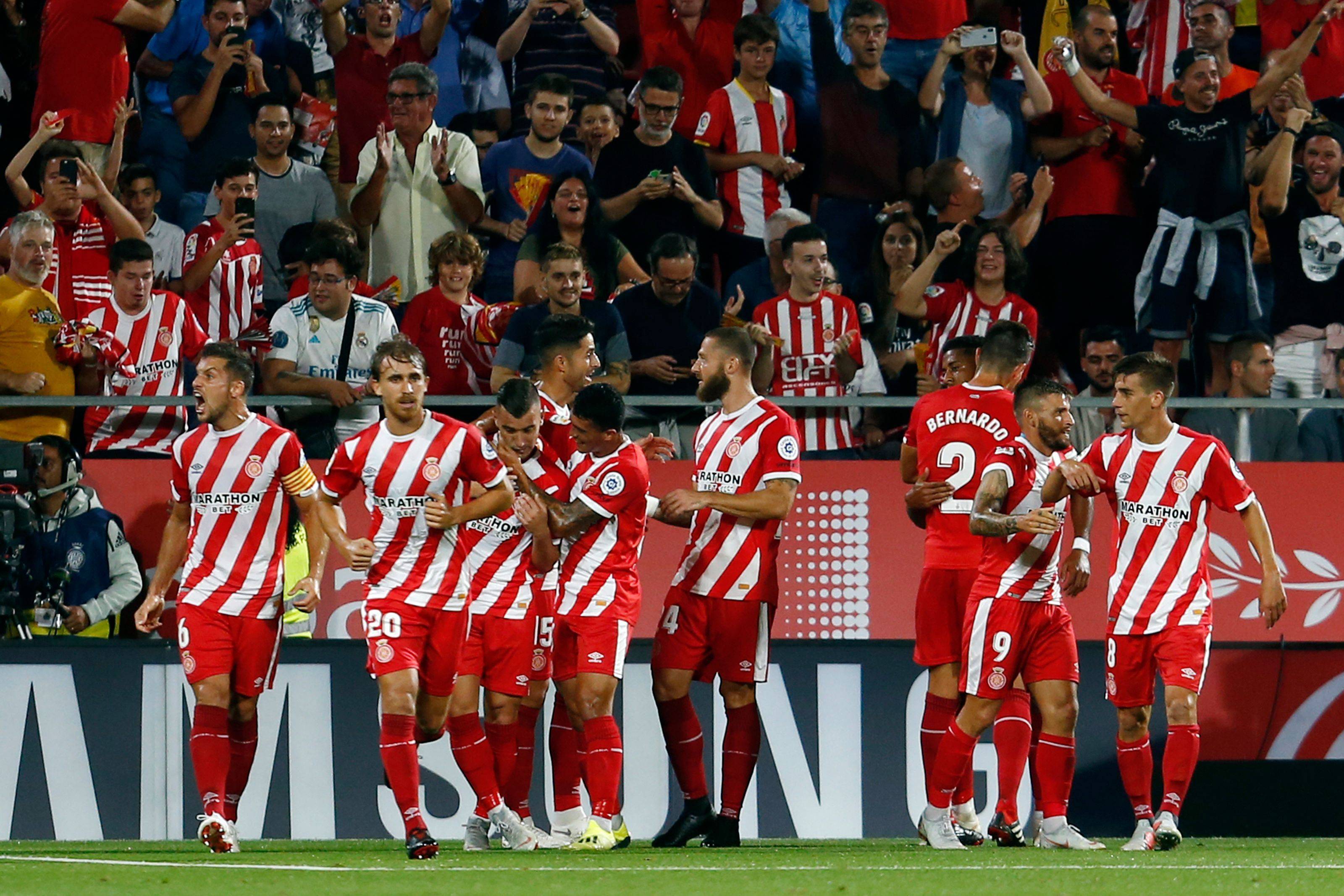 两支实力均衡的球队激烈交锋,惊心动魄的较量! 两支实力均衡的球队激烈交锋,惊心动魄的较量!