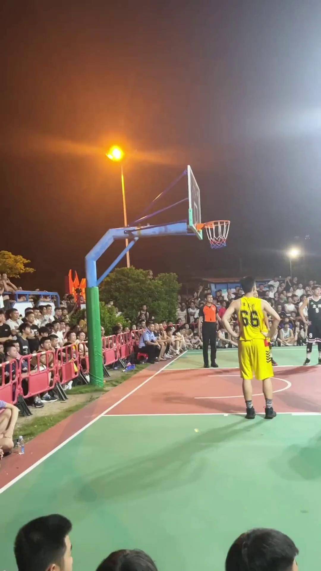 关于热心球迷支持!篮球联赛看台热情高昂到展现的信息 关于热心球迷支持!篮球联赛看台热情高昂到展现的信息