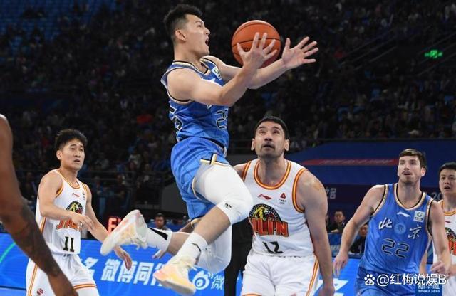 哈尔滨男篮在关键时刻稳定军心,夺得胜利 哈尔滨男篮在关键时刻稳定军心,夺得胜利