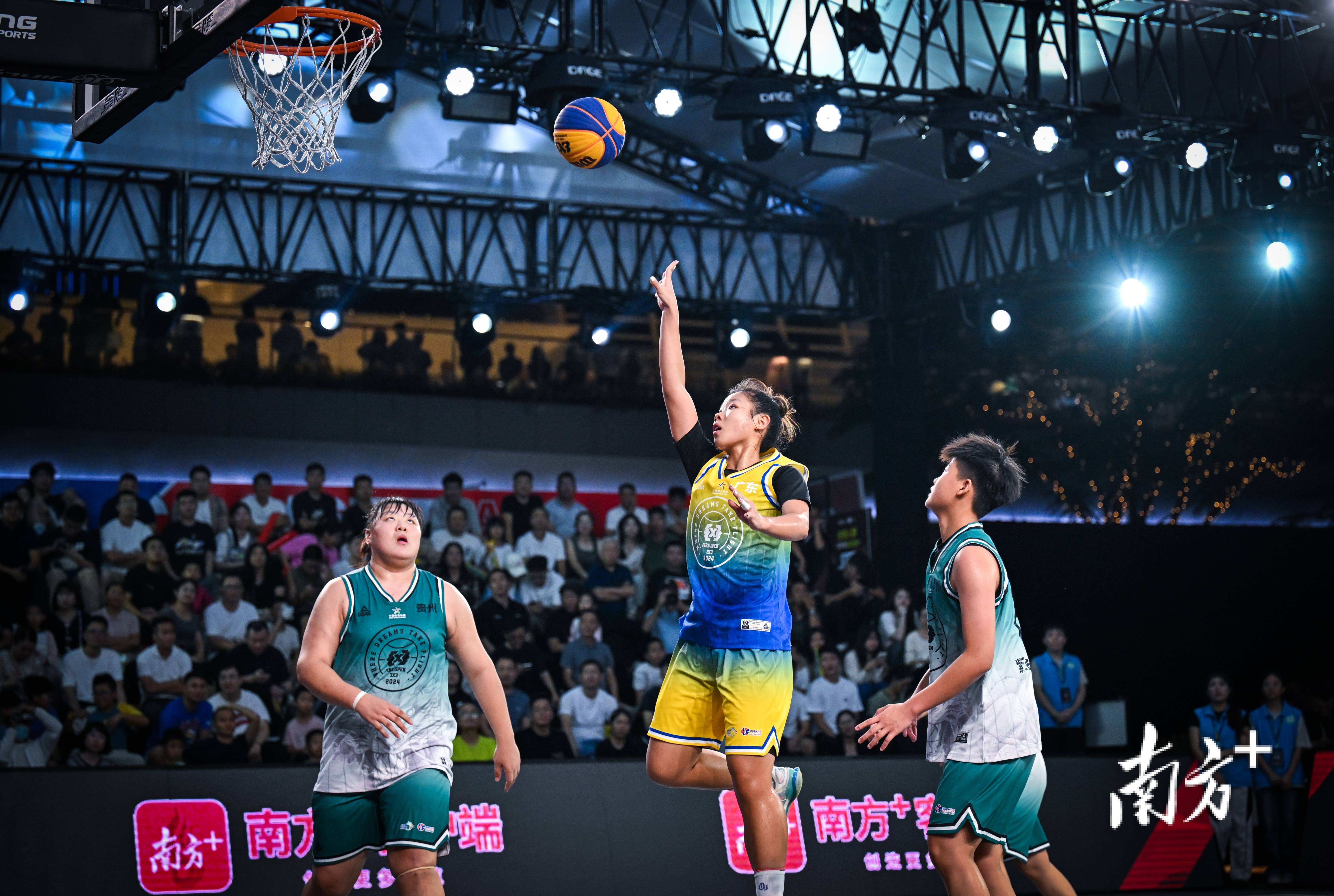 爱游戏官方-篮球比赛胜负难分，现场气氛火爆