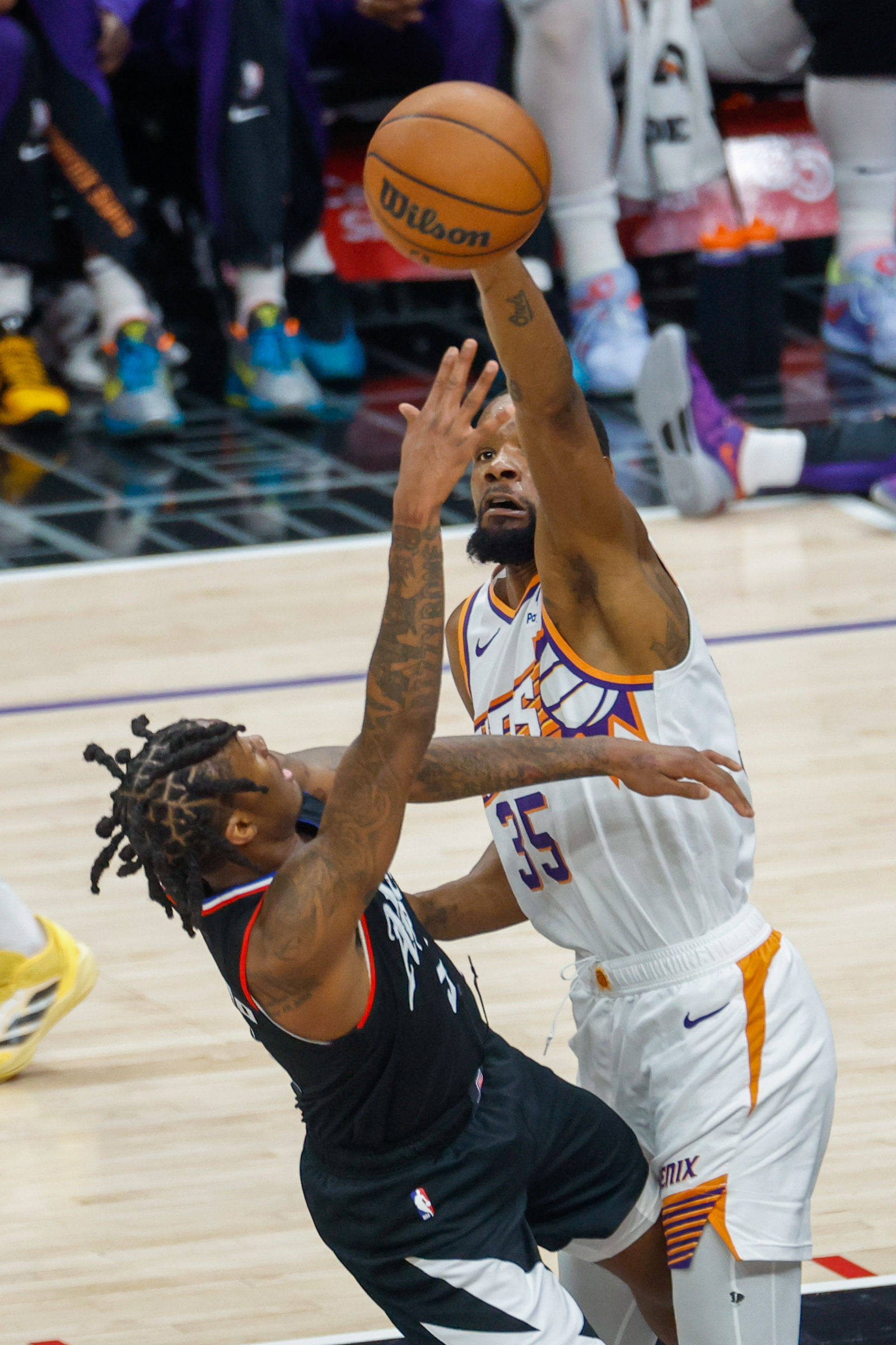 篮球比赛胜负难分,现场气氛火爆 篮球比赛胜负难分,现场气氛火爆