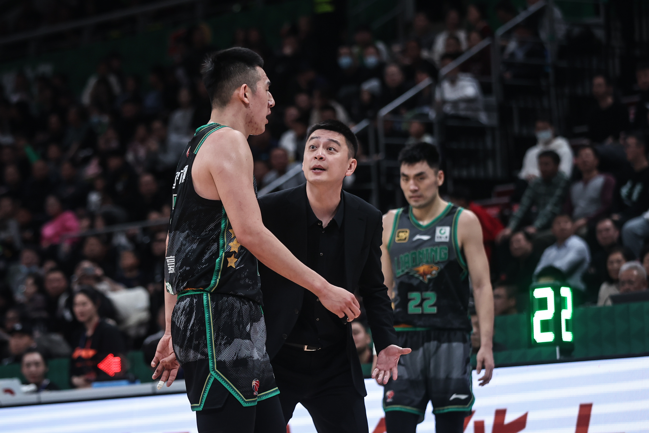 爱游戏官网-紧张激烈的比赛，CBA赛场掀起热潮