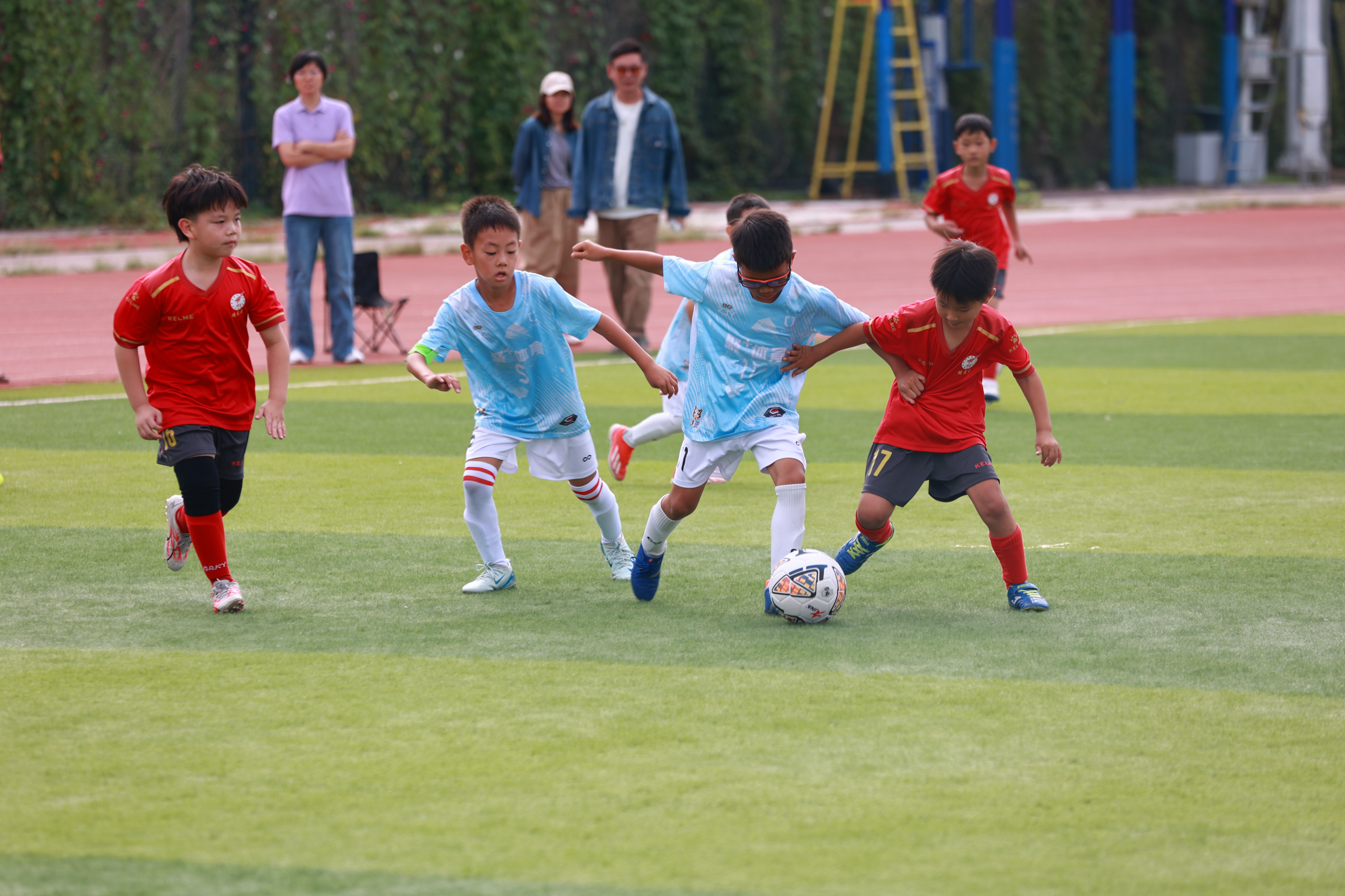 足球赛场精彩纷呈,观众沸腾欢呼 足球赛场精彩纷呈,观众沸腾欢呼