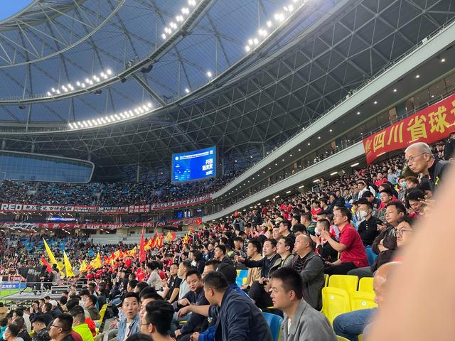 足球赛场精彩纷呈,观众沸腾欢呼 足球赛场精彩纷呈,观众沸腾欢呼