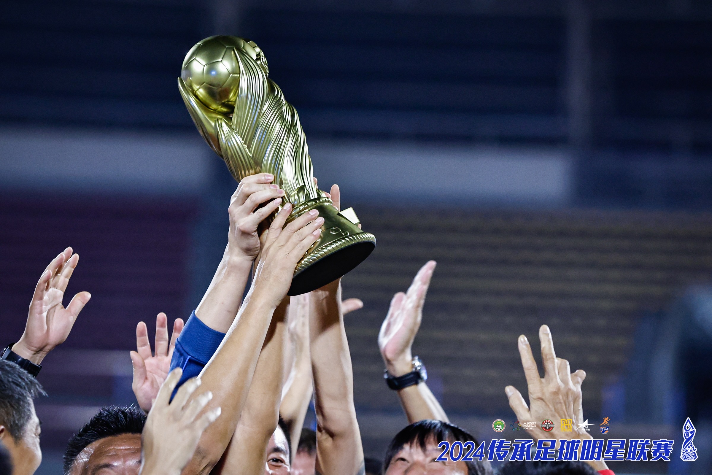 包含足球巨星在场上展现实力,引发球迷热议的词条 包含足球巨星在场上展现实力,引发球迷热议的词条