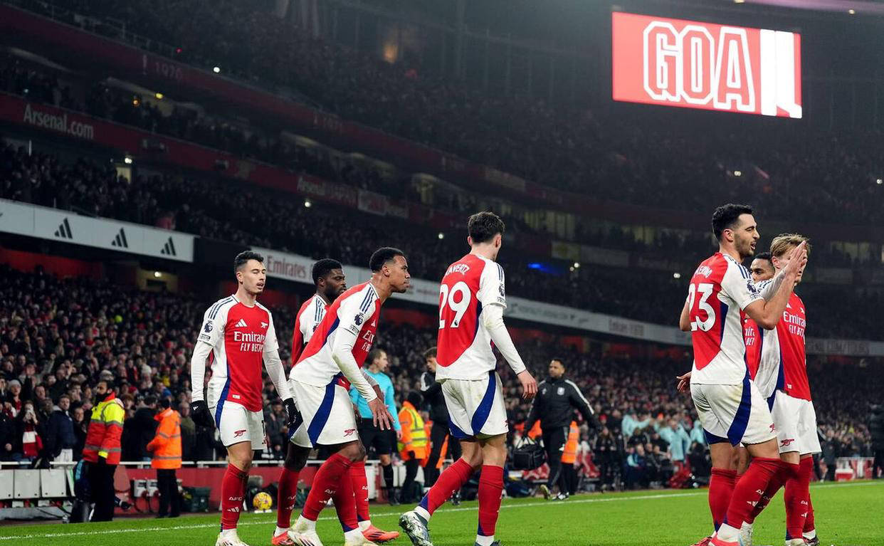 爱游戏在线-包含阿森纳险胜切尔西，英超冠军争夺正酣！的词条