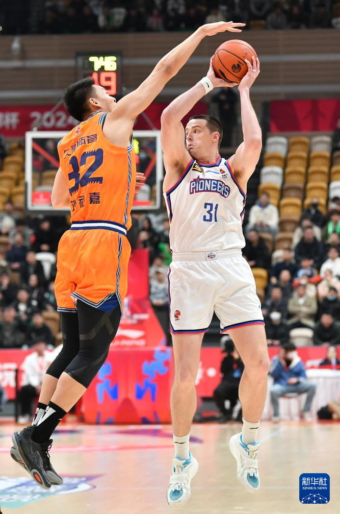 爱游戏在线-上海队战胜劲敌，成功晋级季后赛