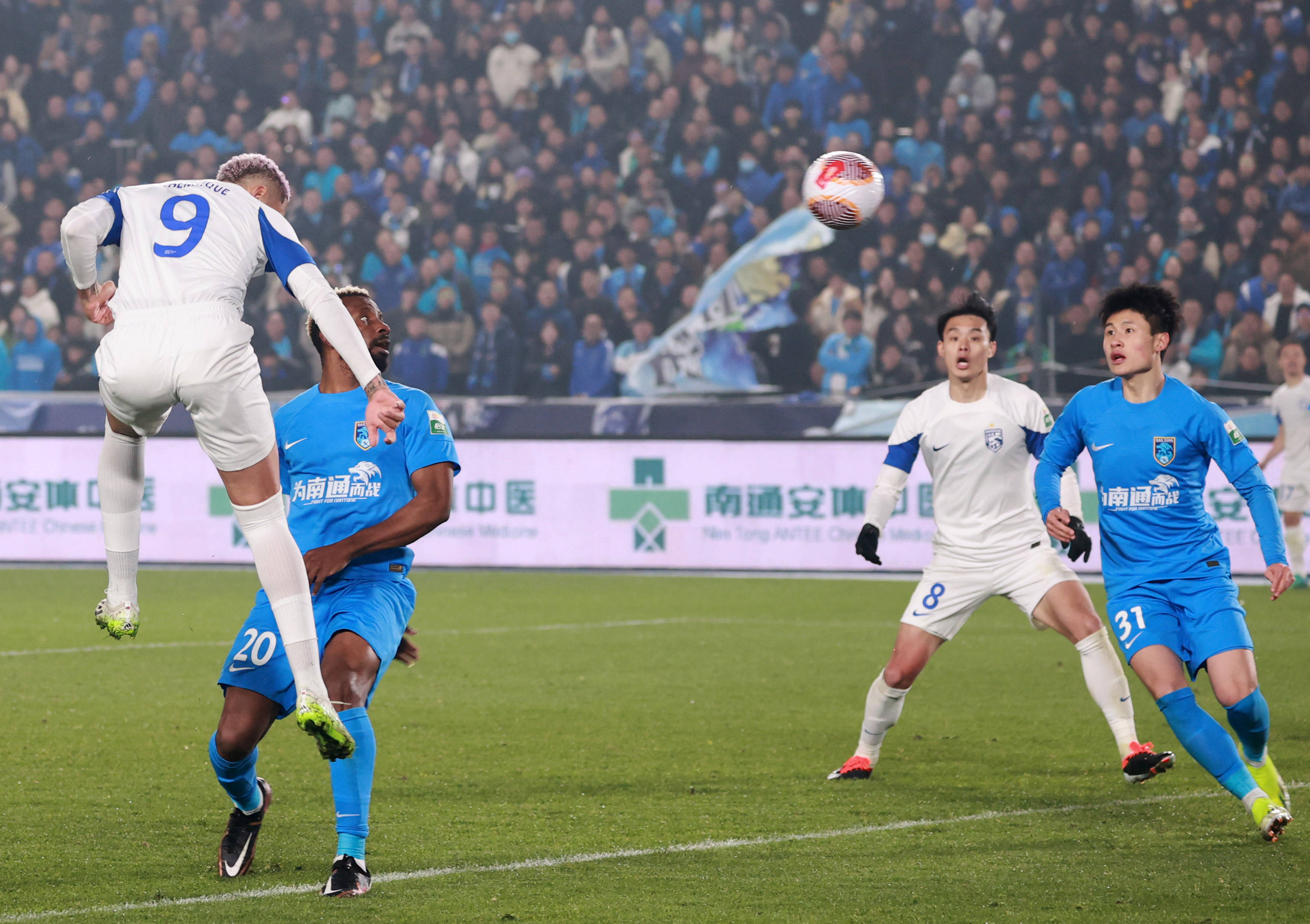 爱游戏娱乐-国内足球联赛战况激烈，球队实力拔尖