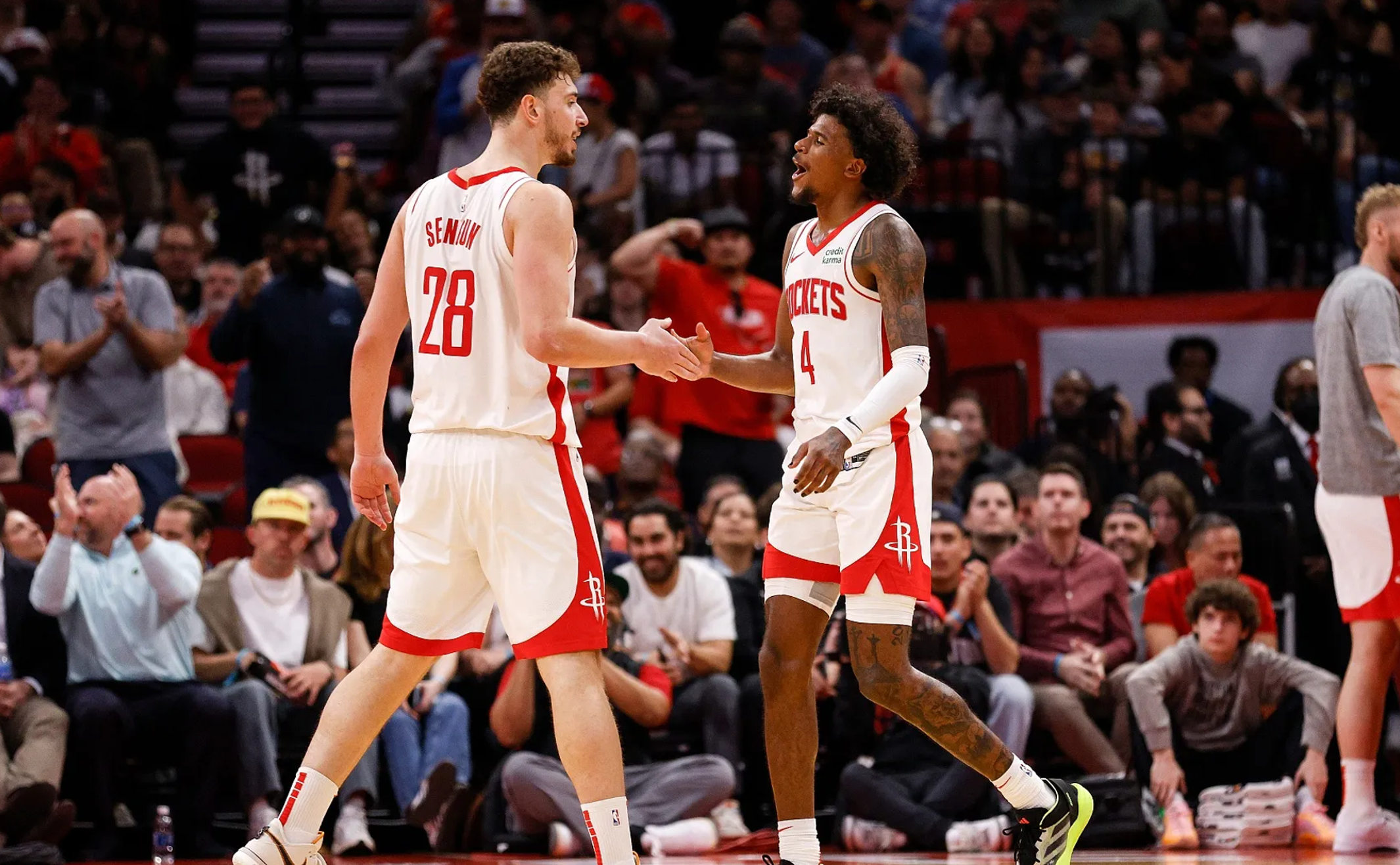 雄鹿力压对手,稳居东部头名位置 雄鹿力压对手,稳居东部头名位置