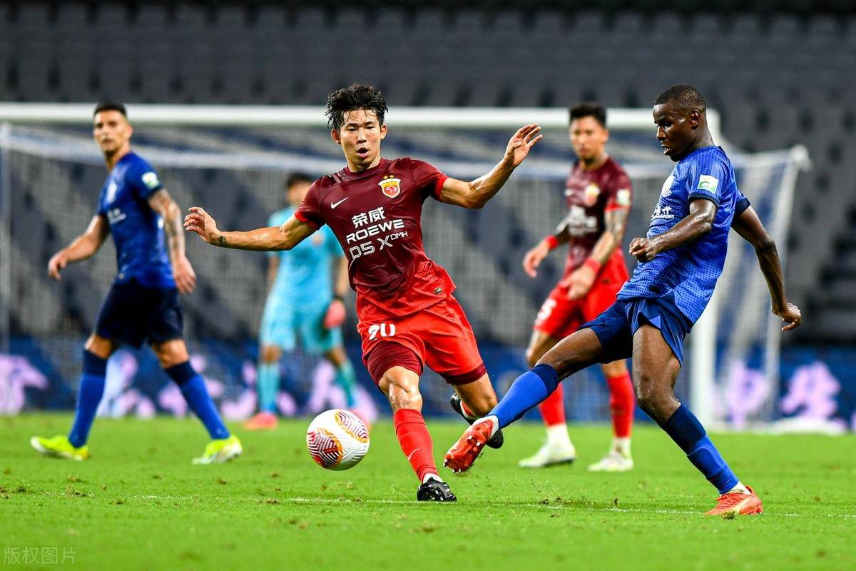 恒大主场击败申花,延续领先积分优势 恒大主场击败申花,延续领先积分优势