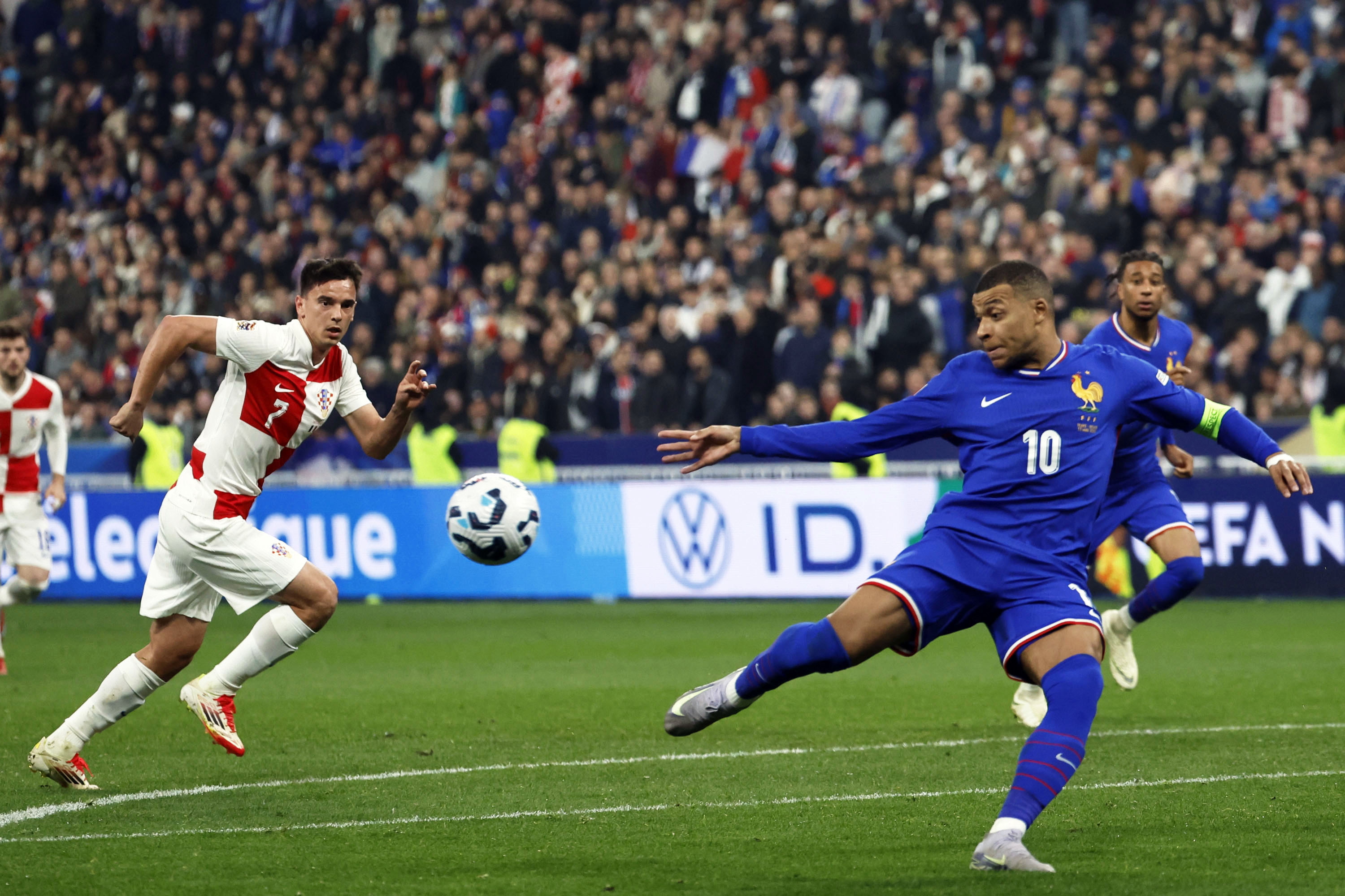 爱游戏-欧国联：传递足球情怀的盛宴