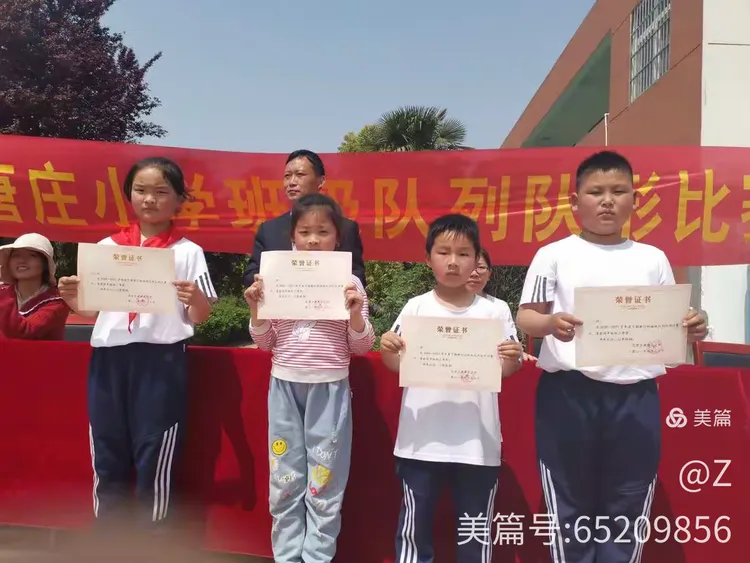 勇敢的队员们在比赛中勇往直前,争夺荣誉 勇敢的队员们在比赛中勇往直前,争夺荣誉