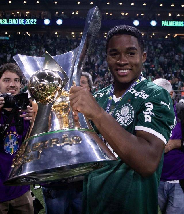 爱游戏APP-阿根廷球员在国际赛场上崭露头角