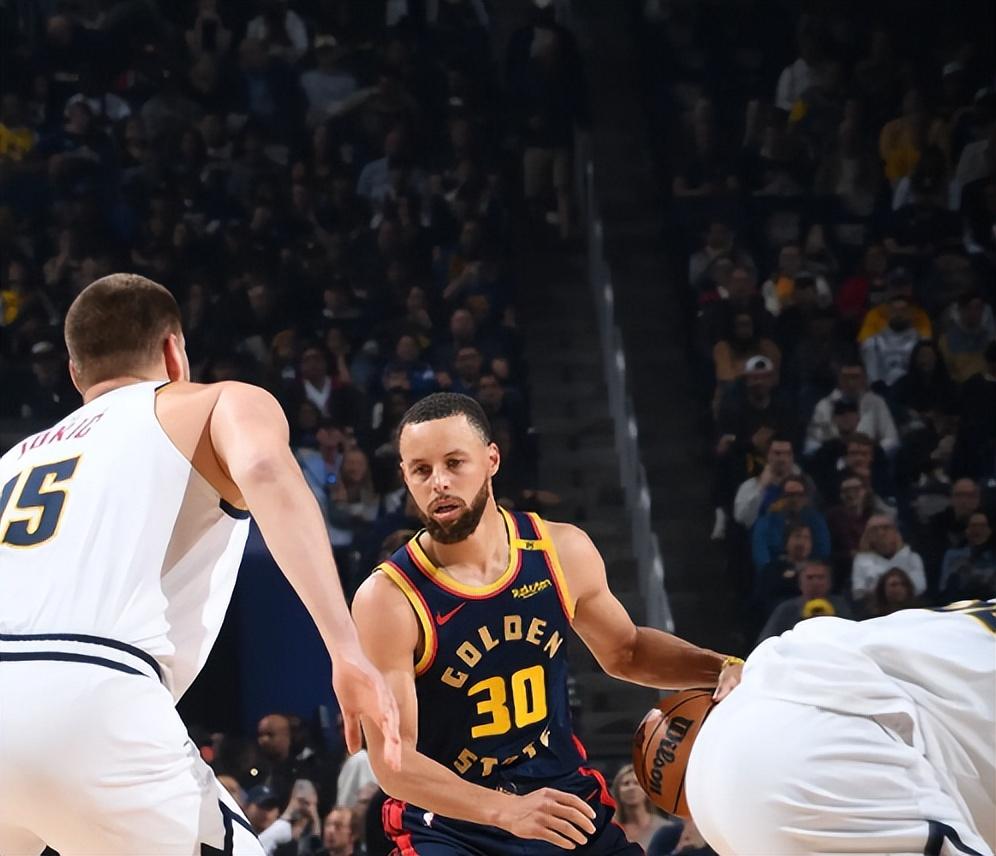 勇士归来!巨星表现出色带领球队胜出 勇士归来!巨星表现出色带领球队胜出