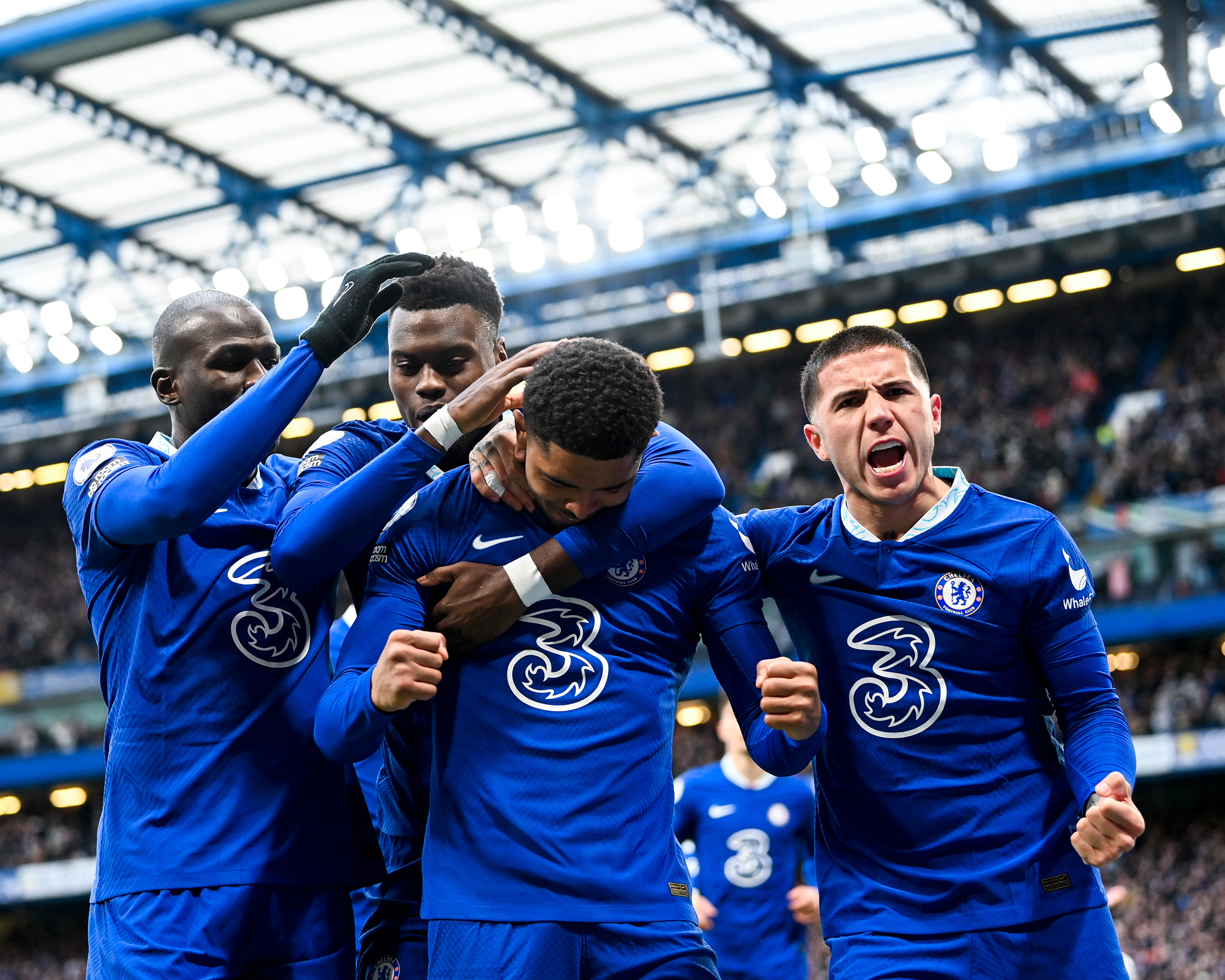 爱游戏官方-切尔西客场惨败利兹联，遭遇连败