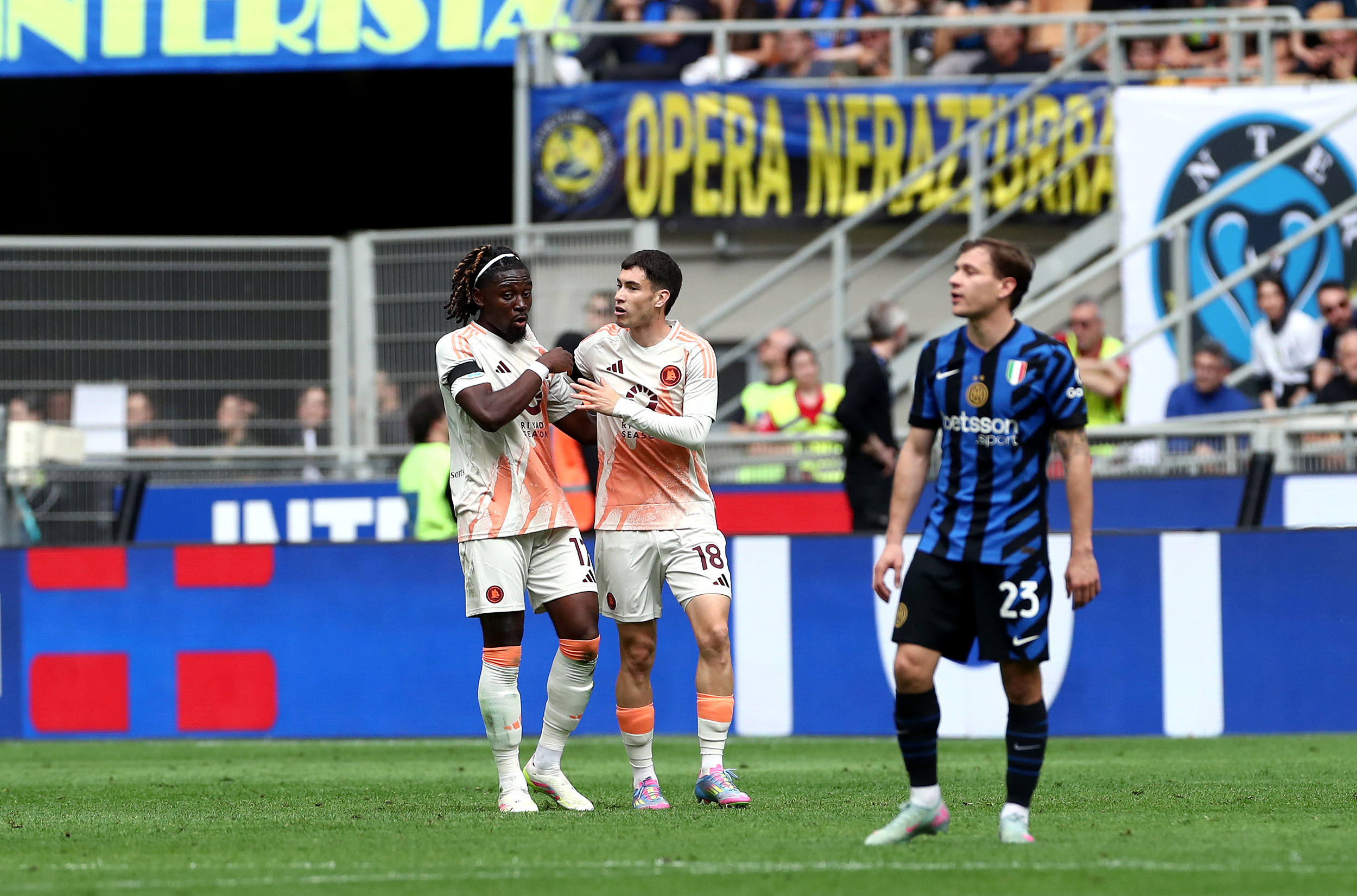 爱游戏体育-国米主场大胜，稳居联赛榜首