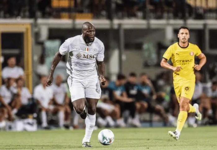 爱游戏在线-那不勒斯前锋独中两元，助球队逆转胜利