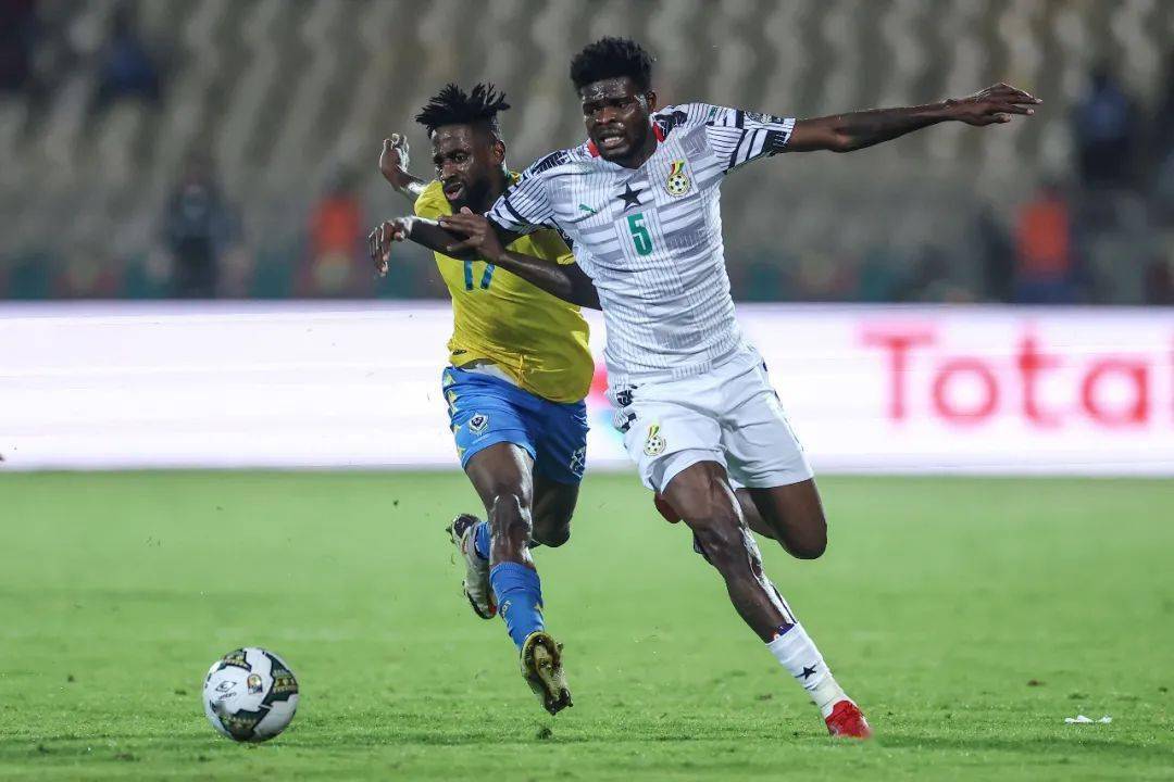 爱游戏在线-球队飞抵异国他乡，期待闪耀全场