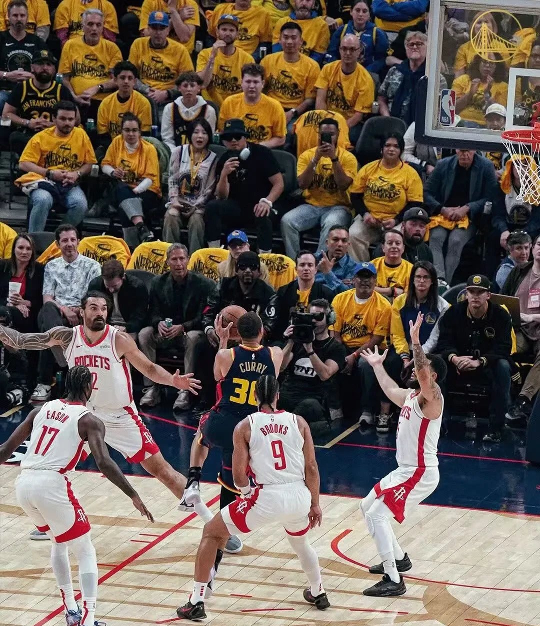 爱游戏在线-勇士遭遇火箭双塔狂热连胜势头不减